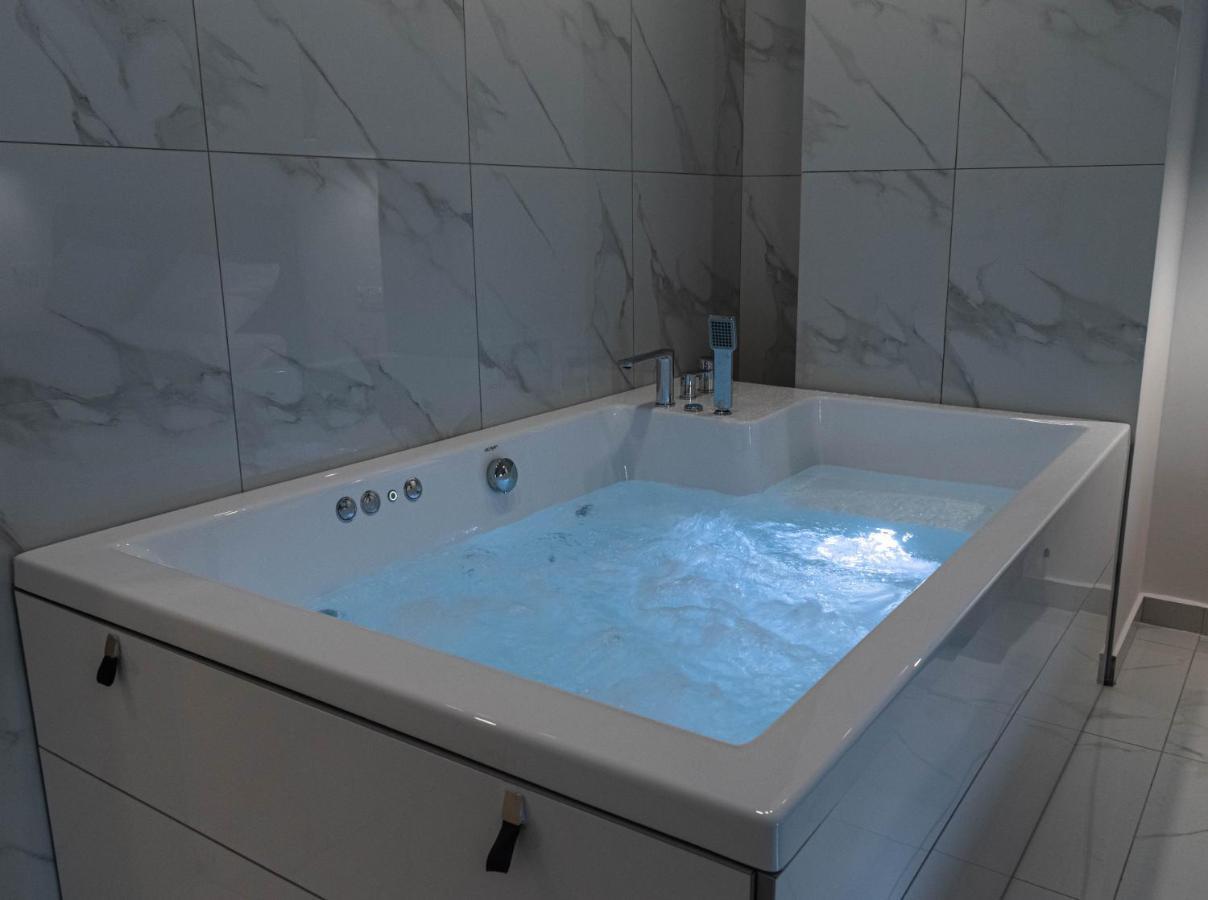 Athens Jacuzzi Apartment Buitenkant foto