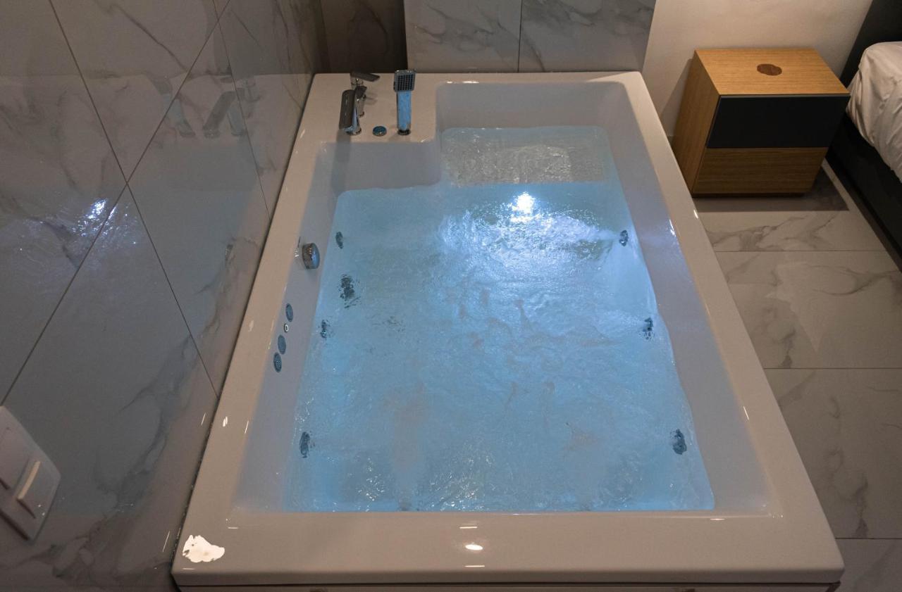 Athens Jacuzzi Apartment Buitenkant foto