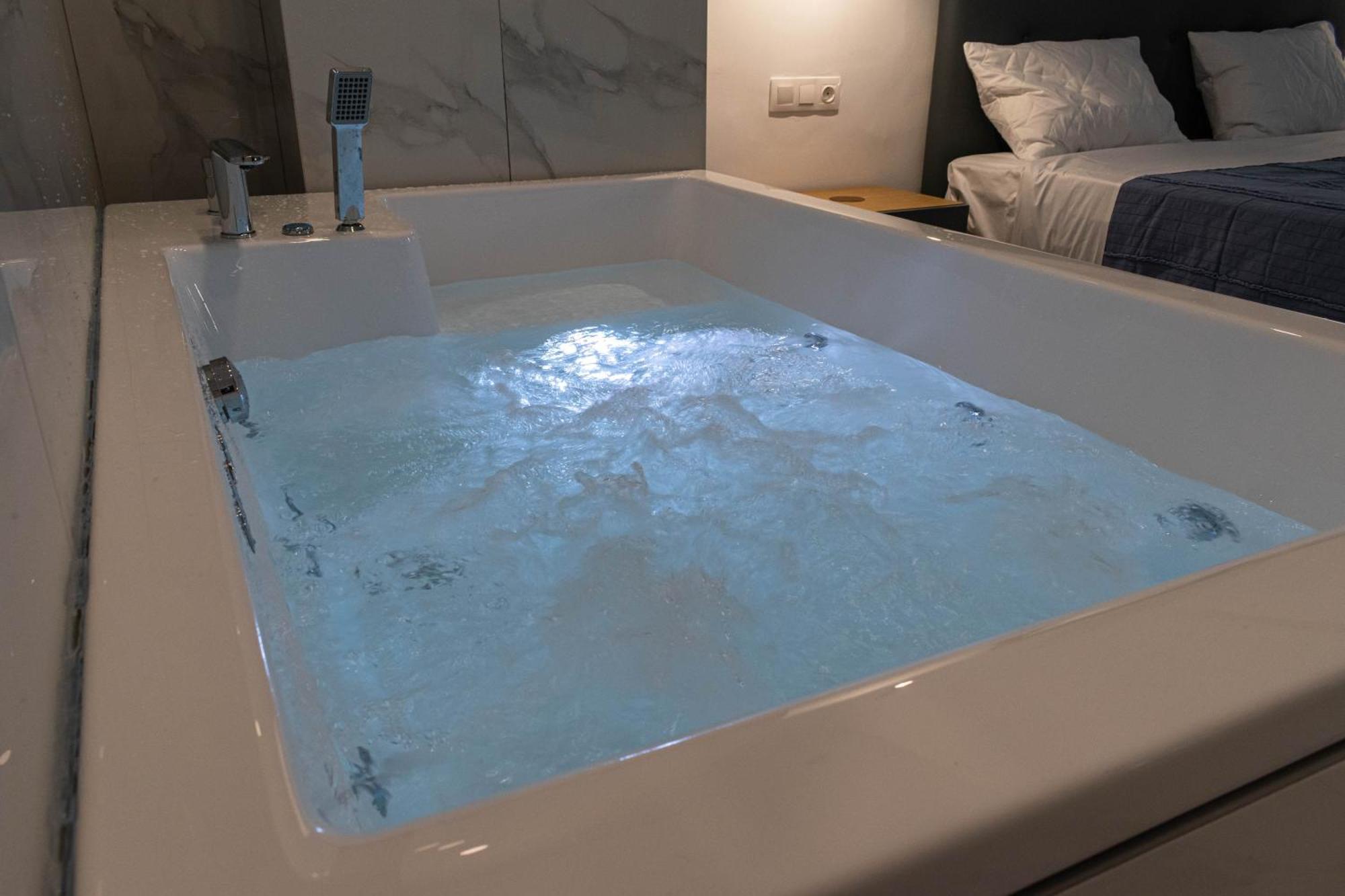 Athens Jacuzzi Apartment Buitenkant foto